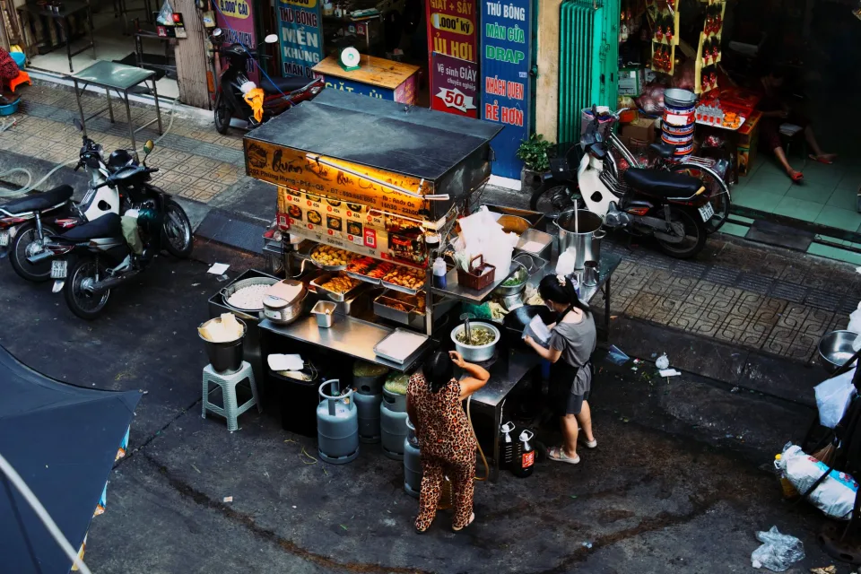 Khu bàn ngoài sân