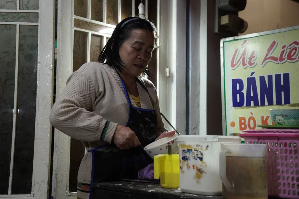Khu bàn trong nhà